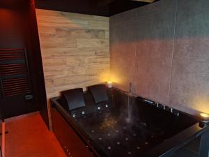 una sala teatrale vuota con sedie e un palco di Love room Émeraude & Pièce Secrète a Niederbetschdorf