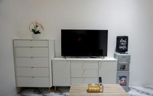 努沙杜瓦Graha Socio Hotel Nusa Dua Bali的上面有电视的白色梳妆台