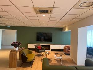 Μια τηλεόραση ή/και κέντρο ψυχαγωγίας στο Kyriad Argenteuil