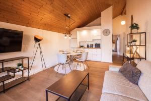 uma sala de estar com um sofá e uma mesa em Surfers Lodge near Interlaken, at lake with pool em Därligen mais 6 fotografias