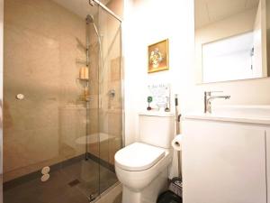 Box Hill Bright and Cozy Hotel Style One Bedroom Suite Kitchenette Ideal for Short Stays في بوكسهل: حمام مزود بمرحاض ودش زجاجي +4 صور