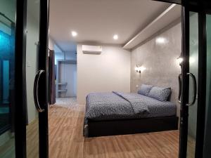 a small bedroom with a bed in a room at Ingtara Lanta Valley in Ko Klang