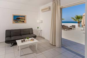 StavromenosにあるAzure Seaside Aptsのソファとテーブルのあるリビングルーム