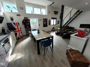 a living room with a table and chairs in it at L'Appart Indus et Parking Privé in Blois +5 photos