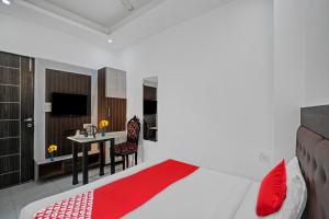 Postel nebo postele na pokoji v ubytování Hotel O New Signature near Iskcon Temple + 15 fotografií