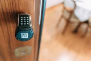 zbliżenie zdalnego sterowania na drzwiach w obiekcie Palladio Apartment - In Centro con Garage, Vista Fiume, Jacuzzi w mieście Vicenza