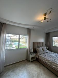 een slaapkamer met een bed en een raam bij La Perle Aïn Diab Beachfront in Casablanca