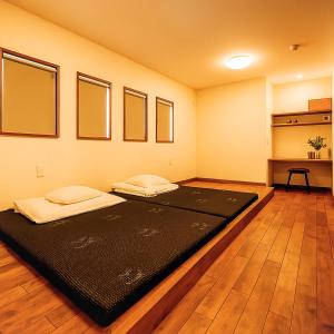 En eller flere senge i et værelse på palm tree