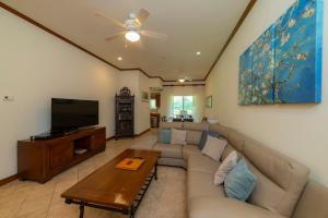 Μια τηλεόραση ή/και κέντρο ψυχαγωγίας στο Veranda 8H 3 bedr 3 bath