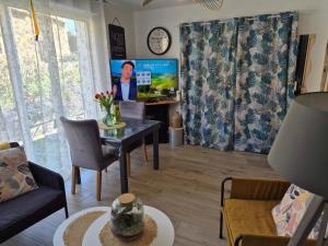 Μια τηλεόραση ή/και κέντρο ψυχαγωγίας στο chez Maie