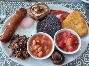 talerz żywności z różnymi rodzajami żywności w obiekcie Hornby Villa B&B Couples & Families Only- Quiet Central Location- Near To Winter Gardens w Blackpool