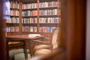 Thư viện trong khách sạn +1 ảnh