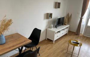 TV/trung tâm giải trí tại Apartman Sime Podaca-Makarska by Villas Guide