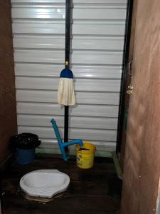 Prek ToalにあるGreen Houseのガレージドア(トイレ、バケツ付)