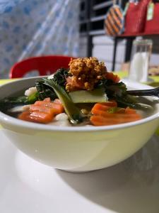 Prek ToalにあるGreen Houseの人参とブロッコリーを盛り付けたスープ一杯 +8枚の写真