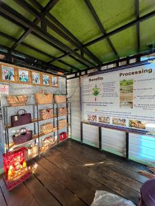 Prek ToalにあるGreen Houseの大看板とパン屋