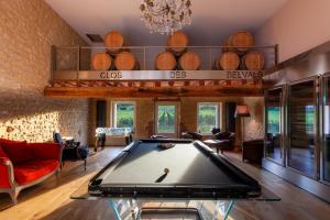 ein Wohnzimmer mit Billardtisch und Weinfässern in der Unterkunft le clos des belvals in Vertus