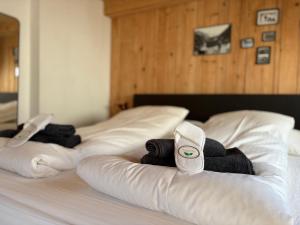 duas camas brancas com toalhas por cima em Mallnbach Apartments em Mallnitz mais 146 fotografias