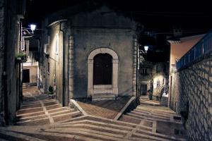 坎波巴索Dimora Paradiso的街上的一座建筑物,晚上有门