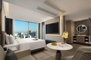 TV a/nebo společenská místnost v ubytování Huanman Hotel Luoyang Yingtianmen Jiefang Road Metro Station Branch