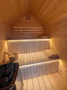 all'interno di una sauna con un letto. di Willa Świerkowa a Dębina