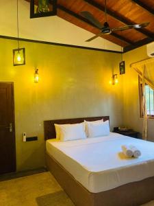 ein Schlafzimmer mit einem Bett mit zwei Handtüchern darauf in der Unterkunft Summer Waves Villa in Ahangama