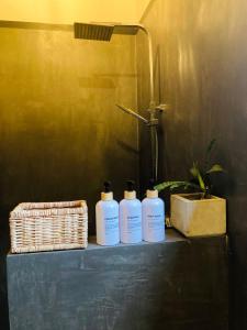 Drei Shampooflaschen stehen auf einem Tisch im Badezimmer. in der Unterkunft Summer Waves Villa in Ahangama