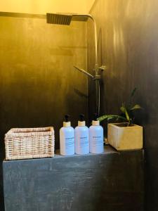 Drei Flaschen Raumspray stehen auf einem Tisch im Badezimmer. in der Unterkunft Summer Waves Villa in Ahangama