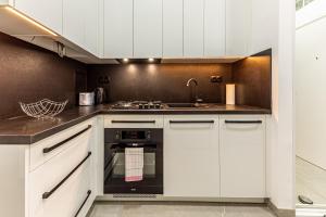 O bucătărie sau chicinetă la Compact Luxury by JR City Apartments