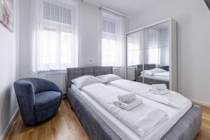 Un pat sau paturi într-o cameră la Compact Luxury by JR City Apartments