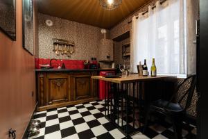 Η κουζίνα ή μικρή κουζίνα στο loveroom le donjon