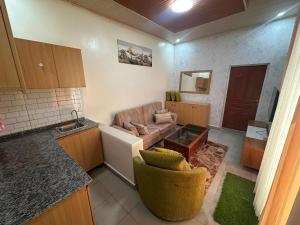 Una cocina y una sala de estar con un sofá y una mesa. en Kigali Delight Villas, en Kigali