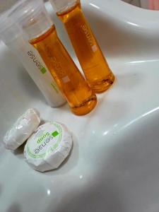 Un lavabo de baño con dos botellas de jabón y un condón. en Simonette Maisonette - Mountain Retreat, en Buşteni 16 fotos más