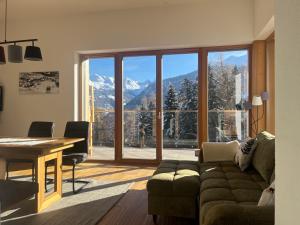Una sala de estar con una mesa y una gran ventana. en Apart Recheler, en Ladis