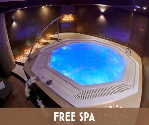 an overhead view of a hot tub in a spa at Hotel Grodzki Business & Spa in Stargard