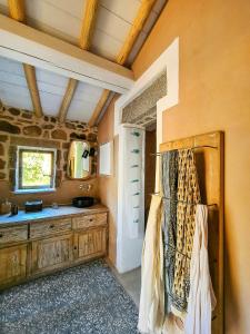 un bagno con lavandino e specchio di Sea View House Among Holm Oaks On Elba a Seccheto