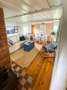 Khu vực ghế ngồi tại Cottage With Lake Vänern Views In Sjötorp