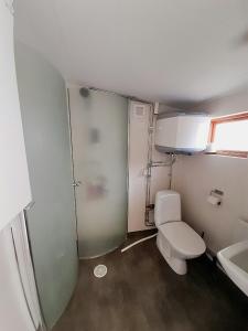 Phòng tắm tại Cottage With Lake Vänern Views In Sjötorp +13 ảnh