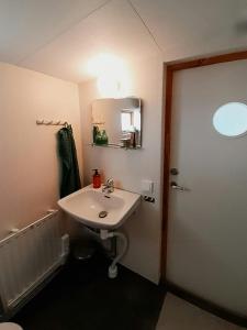 Phòng tắm tại Cottage With Lake Vänern Views In Sjötorp