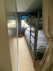 Giường trong phòng chung tại Cottage With Lake Vänern Views In Sjötorp