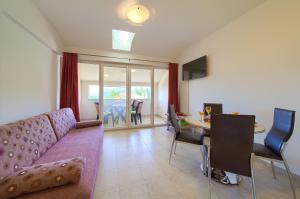 Et tv og/eller underholdning på Apartments Martina near the beach