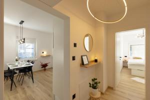 een klein appartement met een eetkamer en een slaapkamer bij Apartments Lia in Ljubljana
