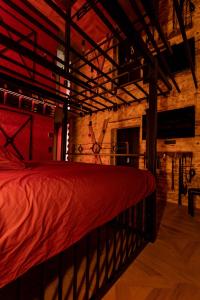 Ένα ή περισσότερα κρεβάτια σε δωμάτιο στο loveroom le donjon