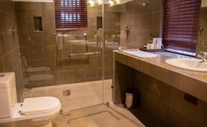 Ένα μπάνιο στο Forest Rock Garden Resort