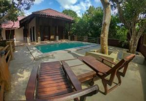 Πισίνα στο ή κοντά στο Forest Rock Garden Resort