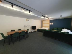 Una televisión o centro de entretenimiento en Villa Gold Poznań