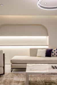 una sala de estar con un sofá y una mesa en Zahir 801, en El Cairo 39 fotos más