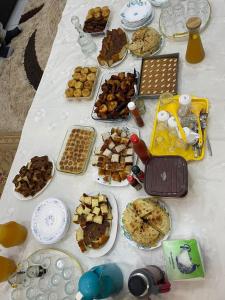 蒙巴萨Buxton Point Swahili Cozy Place的餐桌上放着食物和甜点