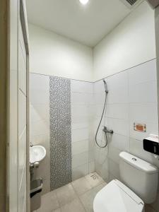 日惹The Cabin Tugu Hostel的带马桶和水槽的浴室