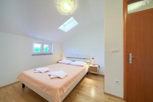 En eller flere senge i et værelse på Apartments Martina near the beach